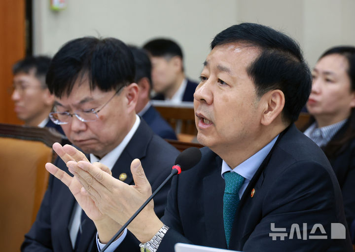 [서울=뉴시스] 고승민 기자 = 구윤철 경제부총리 겸 기획재정부 장관이 17일 서울 여의도 국회에서 열린 기획재정위원회 전체회의에서 의원 질의에 답하고 있다. 2025.11.17. kkssmm99@newsis.com