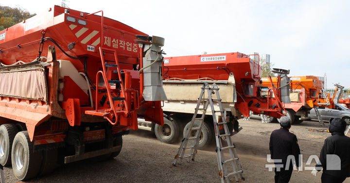 [인천=뉴시스] 전진환 기자 = 17일 인천 서구에 위치한 인천시 종합건설본부 원창동 제설장비자재창고에서 관계자들이 차량에 제설제 살포기를 설치하고 있다. 2025.11.17. amin2@newsis.com