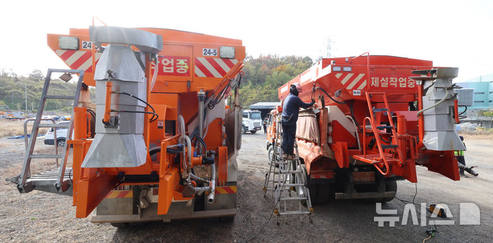 [인천=뉴시스] 전진환 기자 = 17일 인천 서구에 위치한 인천시 종합건설본부 원창동 제설장비자재창고에서 관계자들이 차량에 제설제 살포기를 설치하고 있다. 2025.11.17. amin2@newsis.com