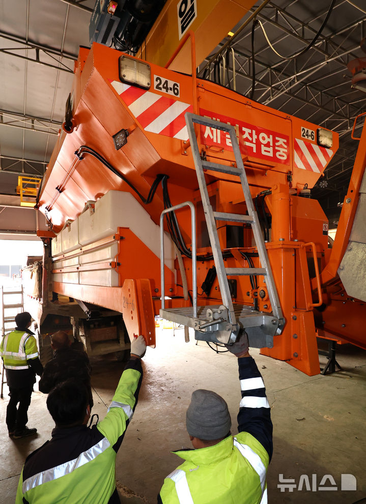 [인천=뉴시스] 전진환 기자 = 17일 인천 서구에 위치한 인천시 종합건설본부 원창동 제설장비자재창고에서 관계자들이 차량에 제설제 살포기를 설치하고 있다. 2025.11.17. amin2@newsis.com