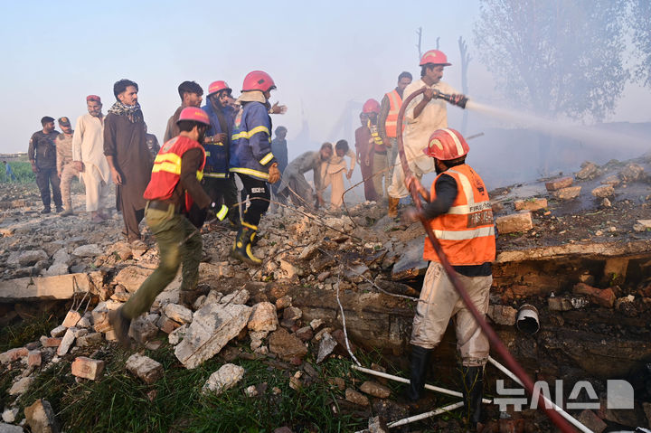 [뉴델리=AP/뉴시스] 인도 파키스탄 국경부근 신드 주 히데라바드의 폭죽공장에서 지난 해 11월 17일 일어난 폭발사고 현장.&nbsp; 인도 타밀 나두 주에서도 4월 19일 폭죽공장 한 곳이 폭발해 21명이 죽고&nbsp; 6명이 중상을 입었다고&nbsp; 인도라디오방송(AIR)이 보도했다. 2026. 04. 20. 