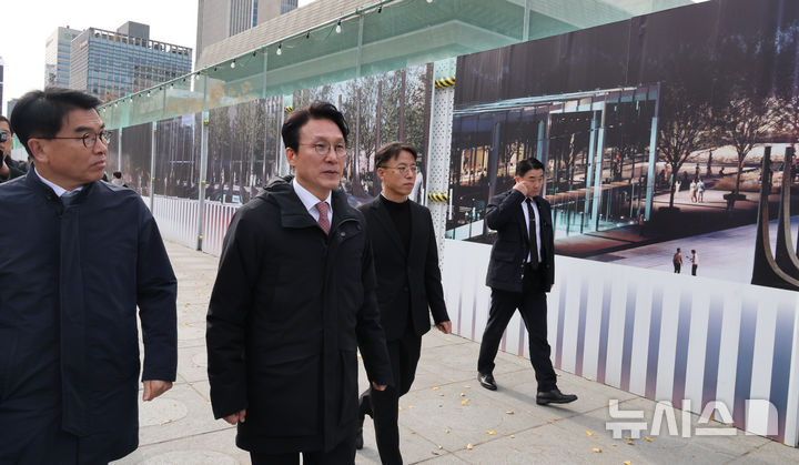 [서울=뉴시스] 김명원 기자 = 김민석 국무총리가 17일 오전 서울 종로구 광화문 광장에 서울시에서 한국전쟁 참전국을 기리기 위해 조성하는 '감사의 정원' 공사현장 주변을 둘러보고 있다. 서울시가 내년 4월 준공을 목표로 조성 예정인 ‘감사의 정원’은 한국전쟁 참전 22개국에 감사를 표하는 공간으로 각국의 석재로 만든 조형물을 설치하고, 각국과 실시간으로 소통할 수 있는 지하 공간도 만든다. 한편, 세종대왕 동상 바로 옆에 총기를 세운 듯한, 냉전 상징물인 조형물 23개를 늘어세우는 것은 민주주의의 상징인 광화문 광장의 성격을 훼손한다는 우려의 목소리도 있다. 2025.11.17. kmx1105@newsis.com