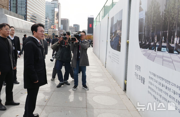 [서울=뉴시스] 김명원 기자 = 김민석 국무총리가 17일 오전 서울 종로구 광화문 광장에 서울시에서 한국전쟁 참전국을 기리기 위해 조성하는 '감사의 정원' 공사현장 주변을 둘러보고 있는 모습. 2025.11.17. kmx1105@newsis.com
