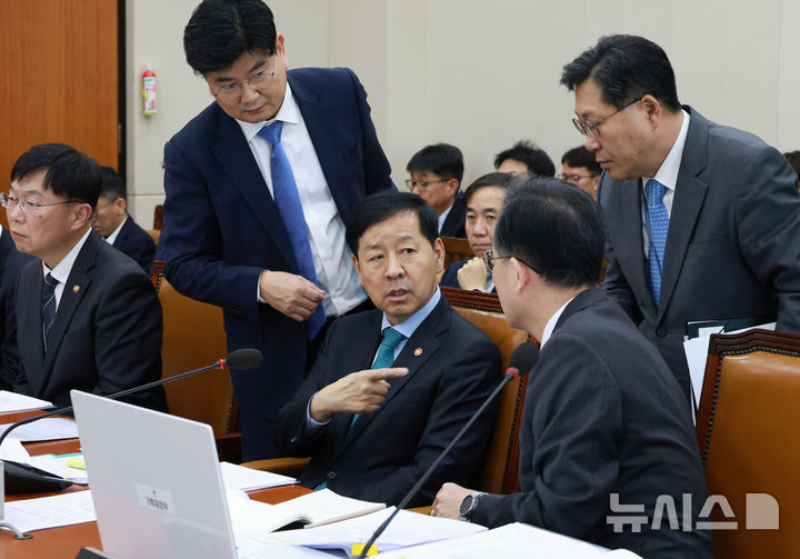 [서울=뉴시스] 고승민 기자 = 구윤철 경제부총리 겸 기획재정부 장관이 17일 서울 여의도 국회에서 열린 기획재정위원회 전체회의가 예산안 관련 여야 대립으로 정회된 사이 간부들과 대화를 하고 있다. 2025.11.17. kkssmm99@newsis.com