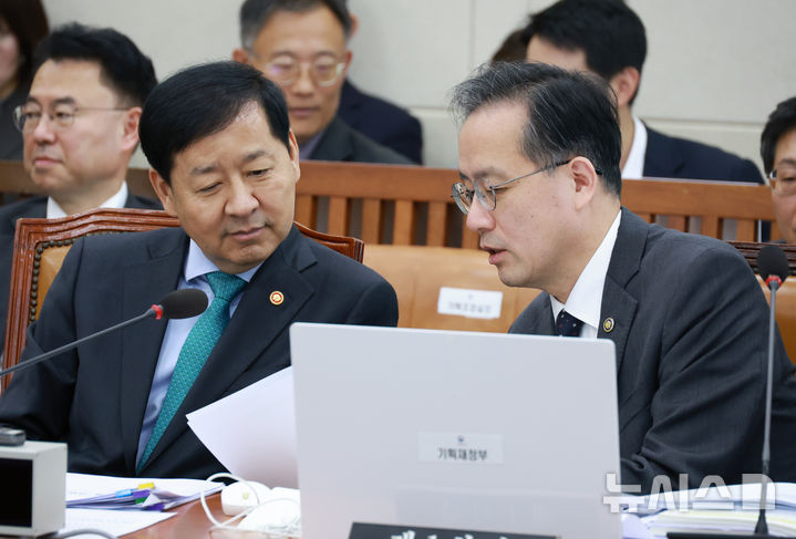 [서울=뉴시스] 고승민 기자 = 구윤철 경제부총리 겸 기획재정부 장관과 이형일 1차관이 17일 서울 여의도 국회에서 열린 기획재정위원회 전체회의에서 대화하고 있다. 2025.11.17. kkssmm99@newsis.com
