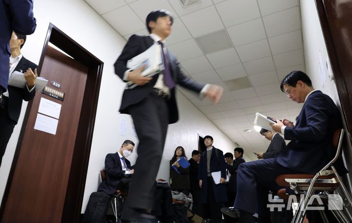 [서울=뉴시스] 김금보 기자 = 정부부처 관계자들이 17일 서울 여의도 국회 예산안조정소위원회 회의실 앞에서 2026년도 예산안 등에 대한 심사 순서를 기다리고 있다. 2025.11.17. kgb@newsis.com