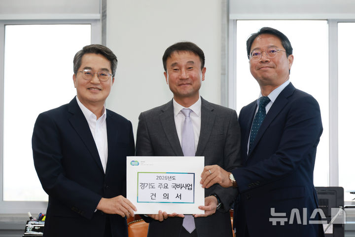 [서울=뉴시스] 고승민 기자 = 김동연 경기도지사가 17일 서울 여의도 국회 한병도 예결위원장실을 예방, 한 위원장에게 경기도 주요 국비사업 건의서를 전달하고 있다. 2025.11.17. kkssmm99@newsis.com