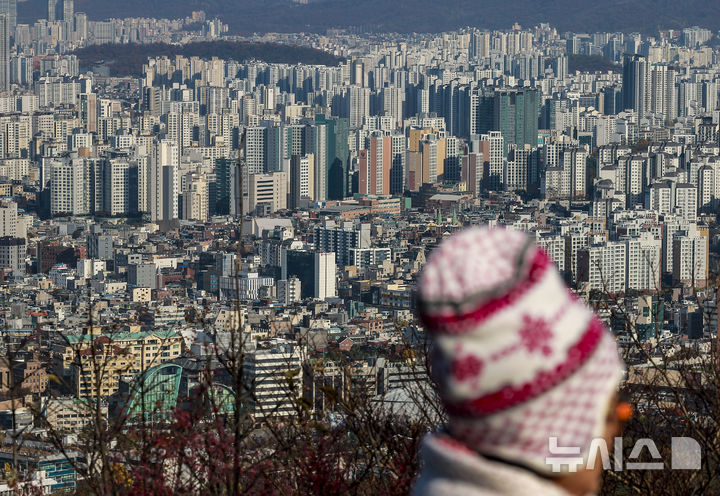 [서울=뉴시스] 정병혁 기자 = 17일 서울 남산에서 시내 아파트가 보이고 있다. 최근 은행채 금리가 올라가면서 이를 반영한 주택담보대출 금리도 가파른 우상향 곡선을 그리고 있다. 2025.11.17. jhope@newsis.com