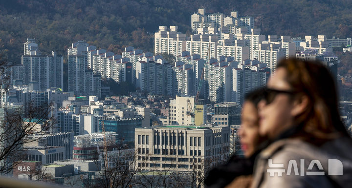 [서울=뉴시스] 정병혁 기자 = 지난 17일 서울 남산에서 시내 아파트가 보이고 있다. 2025.11.17. jhope@newsis.com