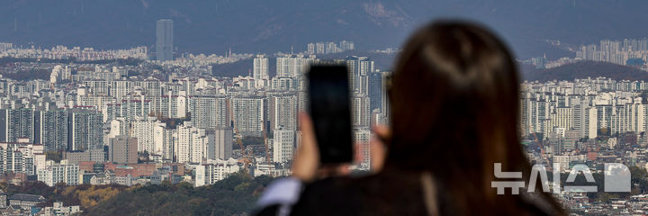 [서울=뉴시스] 정병혁 기자 = 17일 서울 남산에서 시내 아파트가 보이고 있다. 2025.11.17. jhope@newsis.com