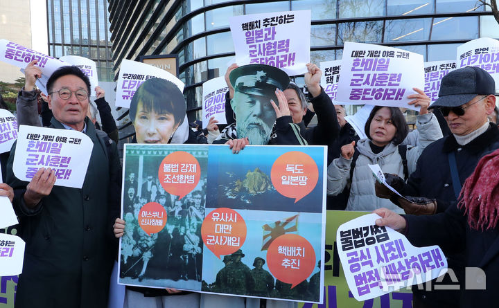 [서울=뉴시스] 김혜진 기자 = 한일역사정의평화행동·자주통일평화연대가 17일 서울 종로구 일본대사관 인근에서 을사늑약 120년, 역사정의와 평화 그리고 올바른 한일관계를 위한 각계 기자회견을 열고 규탄 퍼포먼스를 하고 있다. 2025.11.17. jini@newsis.com