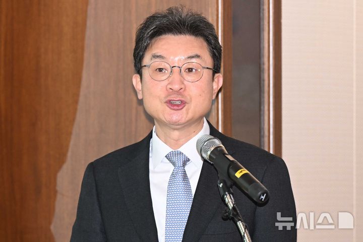 [서울=뉴시스] 배훈식 기자 = 이억원 금융위원장이 17일 오후 서울 여의도 산업은행 별관에서 열린 '국민성장펀드의 성공을 위한 금융기관간 업무협약식'에서 인사말을 하고 있다. (공동취재) 2025.11.17. photo@newsis.com