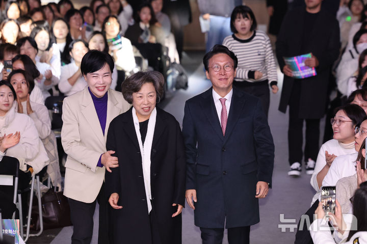 [서울=뉴시스] 권창회 기자 = 김민석 국무총리와 신경림 대한간호협회 회장이 17일 오후 서울 중구 장충체육관에서 열린 2025 간호정책 선포식에 참석하고 있다. 2025.11.17. kch0523@newsis.com