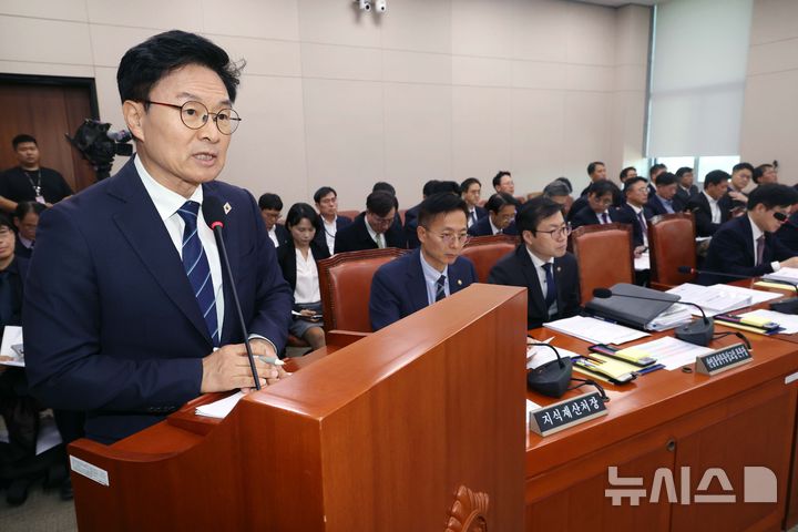 [서울=뉴시스] 조성봉 기자 = 정진욱 더불어민주당 의원이 지난달 17일 오후 서울 여의도 국회에서 열린 산업통상자원중소벤처기업위원회 전체회의에서 법안 관련 제안 설명을 하고 있다. 2025.12.03. suncho21@newsis.com
