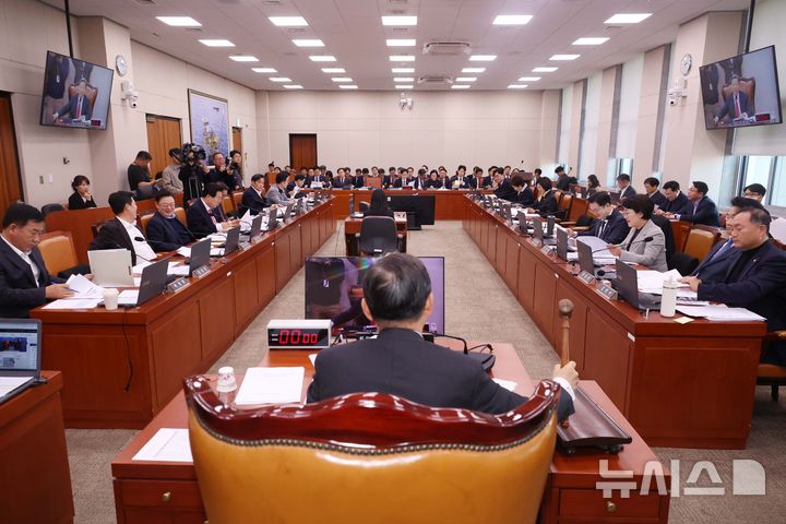 [서울=뉴시스] 조성봉 기자 = 이철규 국회 산자위 위원장이 17일 오후 서울 여의도 국회에서 열린 산업통상자원중소벤처기업위원회 전체회의에서 의사봉을 두드리고 있다. 2025.11.17. suncho21@newsis.com