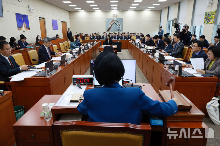 [서울=뉴시스] 고승민 기자 = 최민희 국회 과방위원장이 17일 서울 여의도 국회에서 과학기술정보방송통신위원회 전체회의를 개의하고 있다. 2025.11.17. kkssmm99@newsis.com