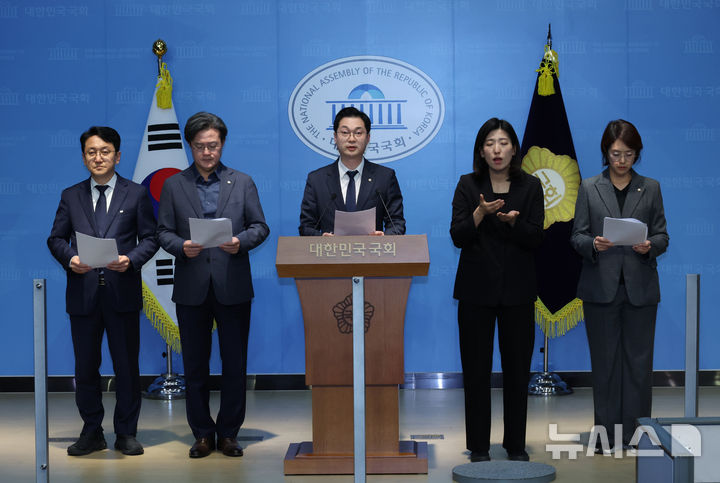 [서울=뉴시스] 김금보 기자 = 천준호 더불어민주당 오세훈 시정실패 정상화 TF 단장을 비롯한 의원들이 17일 서울 여의도 국회 소통관에서 한강버스 멈춤 사고와 관련해 오세훈 서울시장을 규탄하는 기자회견을 하고 있다. 2025.11.17. kgb@newsis.com