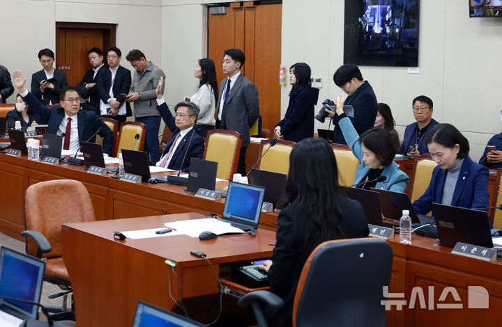 [서울=뉴시스] 고승민 기자 = 국회 과방위 최형두 간사 등 국민의힘 의원들이 17일 서울 여의도 국회에서 열린 과학기술정보방송통신위원회 전체회의에서 TBS가 포함된 2026년도 방송미디어통신위원회 예산안에 대한 투표에 반대 거수를 하고 있다. 2025.11.17. kkssmm99@newsis.com