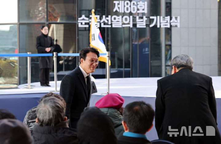 [서울=뉴시스] 청사사진기자단 = 김민석 국무총리가 17일 서울 노원구 육군사관학교에서 열린 제86회 순국선열의 날 기념식에 참석하며 인사하고 있다. 2025.11.17. photo@newsis.com