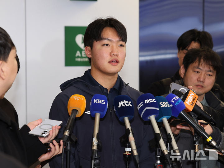 [서울=뉴시스] 배훈식 기자 = 야구 국가대표팀 정우주가 17일 오후 일본에서 열린 2025 네이버 K-베이스볼 시리즈를 마치고 김포국제공항을 통해 귀국하며 취재진과 인터뷰하고 있다. 2025.11.17. dahora83@newsis.com