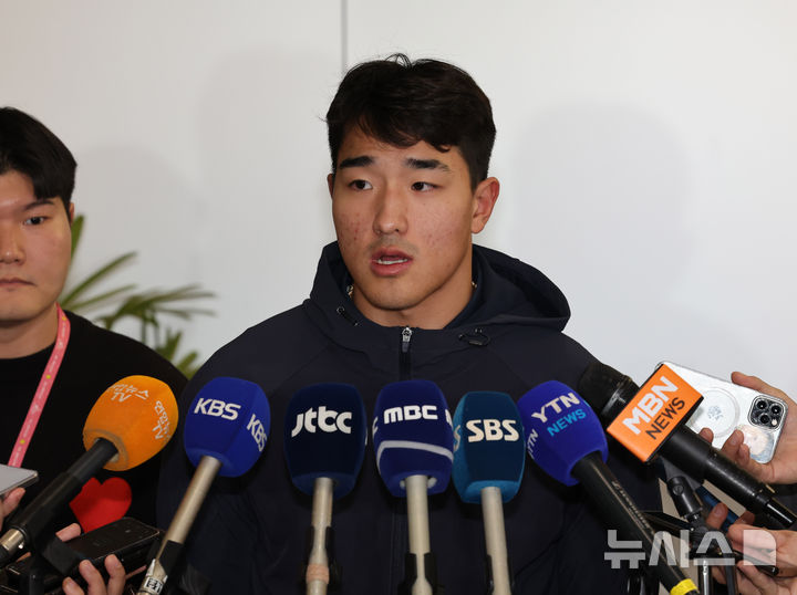 [서울=뉴시스] 배훈식 기자 = 야구 국가대표팀 안현민이 17일 오후 일본에서 열린 2025 네이버 K-베이스볼 시리즈를 마치고 김포국제공항을 통해 귀국하며 취재진과 인터뷰하고 있다. 2025.11.17. dahora83@newsis.com