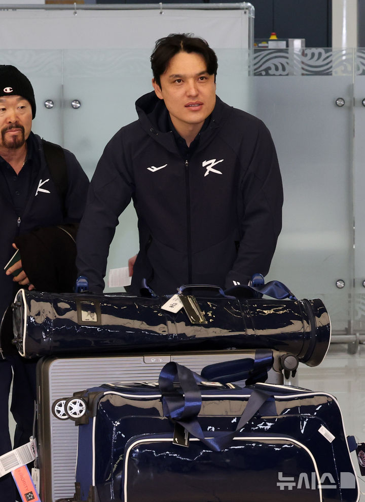 [서울=뉴시스] 배훈식 기자 = 야구 국가대표팀 박동원이 17일 오후 일본에서 열린 2025 네이버 K-베이스볼 시리즈를 마치고 김포국제공항을 통해 귀국하고 있다. 2025.11.17. dahora83@newsis.com