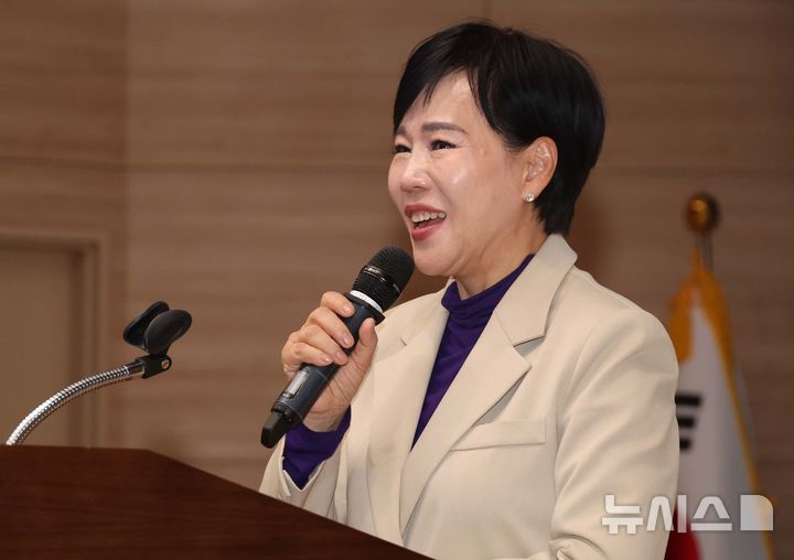 [서울=뉴시스] 조성봉 기자 = 전현희 더불어민주당 의원이 17일 오후 서울 여의도 국회 의원회관 대회의실에서 열린 민주당 민주뿌리위원회 정치아카데미에서 발언을 하고 있다. 2025.11.17. suncho21@newsis.com