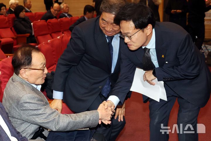 [서울=뉴시스] 조성봉 기자 = 이해찬 민주평화통일자문회의 수석부의장과 박주민 더불어민주당 의원이 17일 오후 서울 여의도 국회 의원회관 대회의실에서 열린 민주당 민주뿌리위원회 정치아카데미에서 악수를 하고 있다. 2025.11.17. suncho21@newsis.com