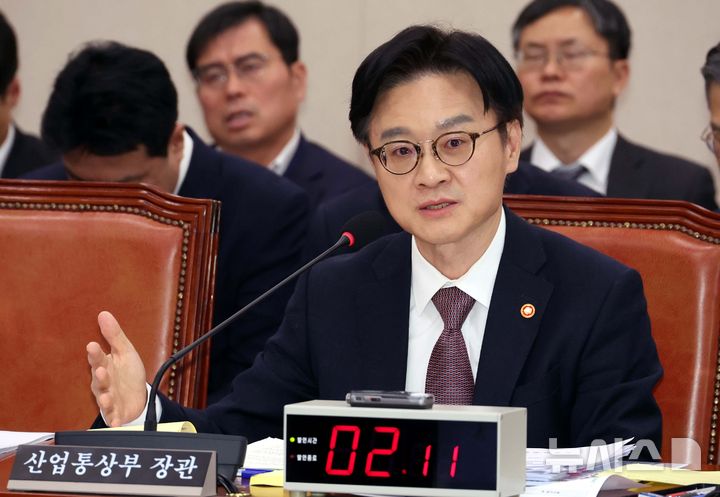 [서울=뉴시스] 조성봉 기자 = 김정관 산업통상부 장관이 17일 오후 서울 여의도 국회에서 열린 산업통상자원중소벤처기업위원회 전체회의에서 의원 질의에 답변하고 있다. 2025.11.17. suncho21@newsis.com