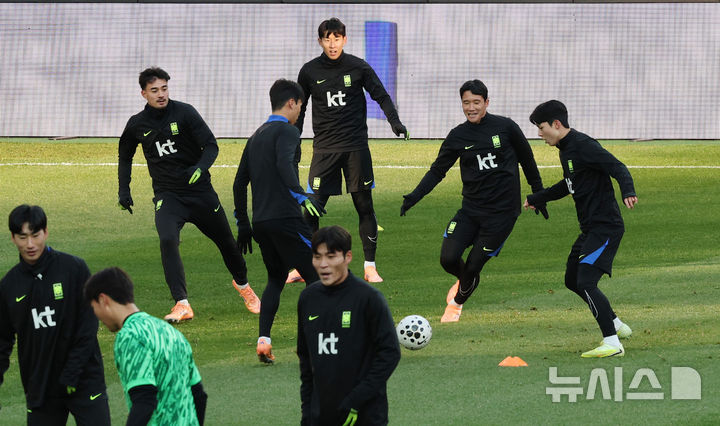 [서울=뉴시스] 김진아 기자 = 대한민국 축구대표팀 손흥민을 비롯한 선수들이 가나와의 A매치 평가전을 앞두고 17일 서울 마포구 서울월드컵경기장에서 훈련을 하고 있다. 2025.11.17. bluesoda@newsis.com