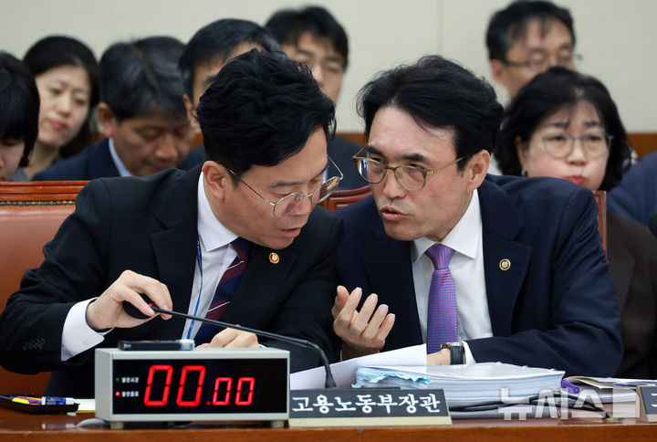 [서울=뉴시스] 고승민 기자 = 고용노동부 김영훈 장관과 권창준 차관이 지난해 11월 17일 서울 여의도 국회에서 열린 기후에너지환경노동위원회 전체회의에서 시작 전 대화를 하고 있다. 2025.11.17. kkssmm99@newsis.com