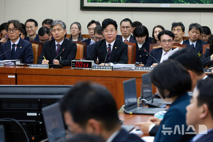 [서울=뉴시스] 고승민 기자 = 김영훈 고용노동부 장관이 17일 서울 여의도 국회에서 열린 기후에너지환경노동위원회 전체회의에서 의원 질의에 답하고 있다. 2025.11.17. kkssmm99@newsis.com