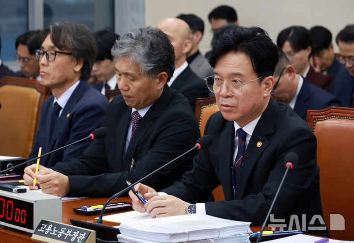 [서울=뉴시스] 고승민 기자 = 김영훈 고용노동부 장관이 지난 17일 서울 여의도 국회에서 열린 기후에너지환경노동위원회 전체회의에서 의원 질의에 답하고 있다. 2025.11.17. kkssmm99@newsis.com
