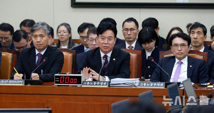 [서울=뉴시스] 고승민 기자 = 김영훈 고용노동부 장관이 지난 17일 서울 여의도 국회에서 열린 기후에너지환경노동위원회 전체회의에서 의원 질의에 답하고 있는 모습. 2025.11.17. kkssmm99@newsis.com