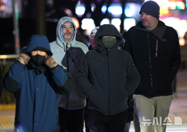 [서울=뉴시스] 김진아 기자 = 북쪽에서 유입된 찬 공기의 영향으로 기온이 큰 폭으로 내려간 17일 오후 서울 중구 일대에서 시민을 비롯한 외국인 관광객들이 잔뜩 웅크린채 발걸음을 재촉하고 있다. 2025.11.17. bluesoda@newsis.com