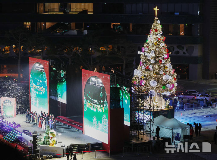 [서울=뉴시스] 김진아 기자 = 17일 서울 중구 서울광장에서 열린 성탄트리 점등식에서 트리에 불이 켜지고 있다. 2025.11.17. bluesoda@newsis.com