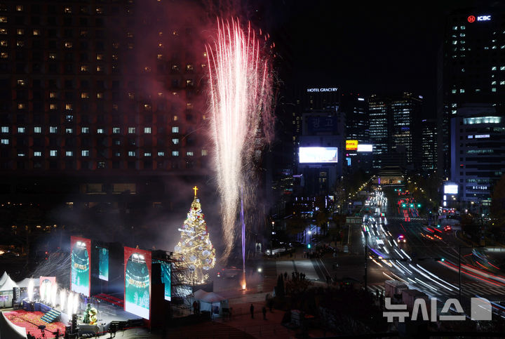 [서울=뉴시스] 김진아 기자 = 17일 서울 중구 서울광장에서 열린 성탄트리 점등식에서 트리에 불이 켜지고 있다. 2025.11.17. bluesoda@newsis.com