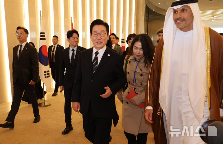 [아부다비=뉴시스] 최동준 기자 = 남아공 G20 정상회의 참석 차 아랍에미리트(UAE)를 국빈 방문한 이재명 대통령이 17일(현지 시간) 아부다비 왕립공항에 도착해 칼둔 칼리파 알 무바락 퍼스트 아부다비 뱅크 비상임 이사겸 이사회 운영위원회 의장 안내를 받으며 이동하고 있다. 2025.11.17. photocdj@newsis.com