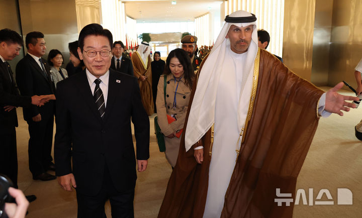 [아부다비=뉴시스] 최동준 기자 = 남아공 G20 정상회의 참석 차 아랍에미리트(UAE)를 국빈 방문한 이재명 대통령이 17일(현지 시간) 아부다비 왕립공항에 도착해 칼둔 칼리파 알 무바락 퍼스트 아부다비 뱅크 비상임 이사겸 이사회 운영위원회 의장 안내를 받으며 이동하고 있다. 2025.11.17. photocdj@newsis.com