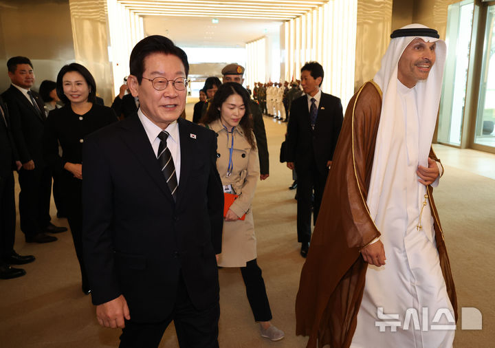 [아부다비=뉴시스] 최동준 기자 = 남아공 G20 정상회의 참석 차 아랍에미리트(UAE)를 국빈 방문한 이재명 대통령이 17일(현지 시간) 아부다비 왕립공항에 도착해 칼둔 칼리파 알 무바락 퍼스트 아부다비 뱅크 비상임 이사겸 이사회 운영위원회 의장 안내를 받으며 이동하고 있다. 2025.11.17. photocdj@newsis.com