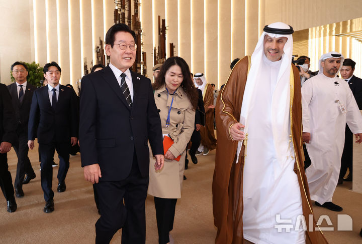 [아부다비=뉴시스] 최동준 기자 = 남아공 G20 정상회의 참석 차 아랍에미리트(UAE)를 국빈 방문한 이재명 대통령이 17일(현지 시간) 아부다비 왕립공항에 도착해 칼둔 칼리파 알 무바락 퍼스트 아부다비 뱅크 비상임 이사겸 이사회 운영위원회 의장 안내를 받으며 이동하고 있다. 2025.11.17. photocdj@newsis.com