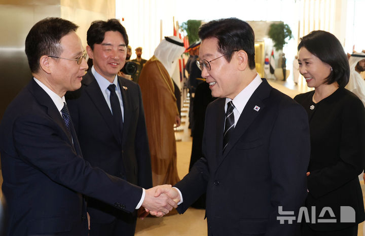 [아부다비=뉴시스] 최동준 기자 = 남아공 G20 정상회의 참석 차 아랍에미리트(UAE)를 국빈 방문한 이재명 대통령이 17일(현지 시간) 아부다비 왕립공항에 도착해 박종경 주UAE 대사대리와 악수하고 있다. 2025.11.17. photocdj@newsis.com