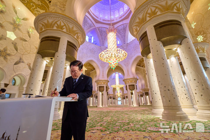 [아부다비=뉴시스] 최동준 기자 = 남아공 G20 정상회의 참석 차 아랍에미리트(UAE)를 국빈 방문한 이재명 대통령이 17일(현지 시간) 아부다비 셰이크 자이드 그랜드 모스크를 방문해 방명록을 작성하고 있다. (공동취재) 2025.11.17. photocdj@newsis.com