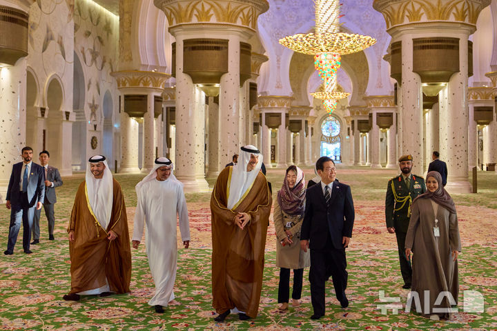 [아부다비=뉴시스] 최동준 기자 = 남아공 G20 정상회의 참석 차 아랍에미리트(UAE)를 국빈 방문한 이재명 대통령이 17일(현지 시간) 아부다비 셰이크 자이드 그랜드 모스크를 방문해 사원을 둘러보고 있다. (공동취재) 2025.11.17. photocdj@newsis.com