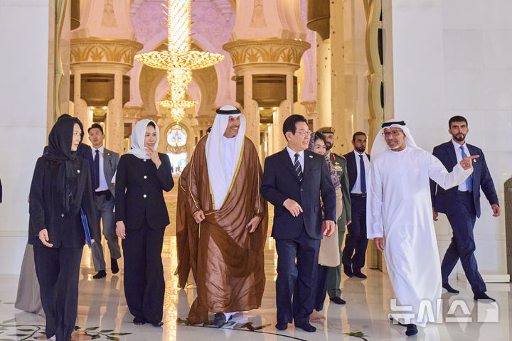 [아부다비=뉴시스] 최동준 기자 = 남아공 G20 정상회의 참석 차 아랍에미리트(UAE)를 국빈 방문한 이재명 대통령과 김혜경 여사가 17일(현지 시간) 아부다비 셰이크 자이드 그랜드 모스크를 방문해 사원을 둘러보고 있다. (공동취재) 2025.11.17. photocdj@newsis.com