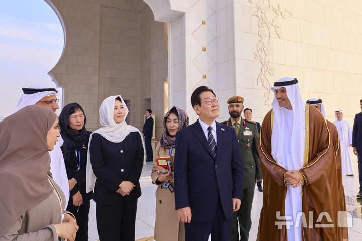 [아부다비=뉴시스] 최동준 기자 = 남아공 G20 정상회의 참석 차 아랍에미리트(UAE)를 국빈 방문한 이재명 대통령과 김혜경 여사가 17일(현지 시간) 아부다비 셰이크 자이드 그랜드 모스크를 방문해 사원을 둘러보고 있다. (공동취재) 2025.11.17. photocdj@newsis.com