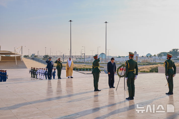 [아부다비=뉴시스] 최동준 기자 = 남아공 G20 정상회의 참석 차 아랍에미리트(UAE)를 국빈 방문한 이재명 대통령이 17일(현지 시간) UAE 현충원 '와하트 알 카라마'를 방문하고 있다. (공동취재) 2025.11.17. photocdj@newsis.com