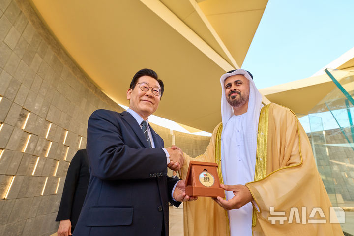 [아부다비=뉴시스] 최동준 기자 = 남아공 G20 정상회의 참석 차 아랍에미리트(UAE)를 국빈 방문한 이재명 대통령이 17일(현지 시간) UAE 현충원 '와하트 알 카라마'를 방문해 디얍 대통령 직속 개발·보훈 사무국 부의장으로부터 기념메달 받고 기념촬영을 하고 있다. (공동취재) 2025.11.17. photocdj@newsis.com