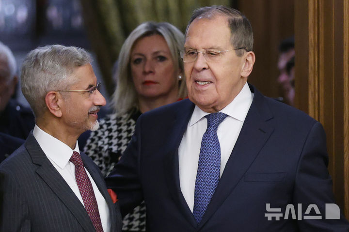 [AP/뉴시스] 러시아의 세르게이 라브로프 외무장관이 17일 모스크바에 온 인도의 수브라마니암 자이산타르 외무장관을 맞아 이야기하고 있다