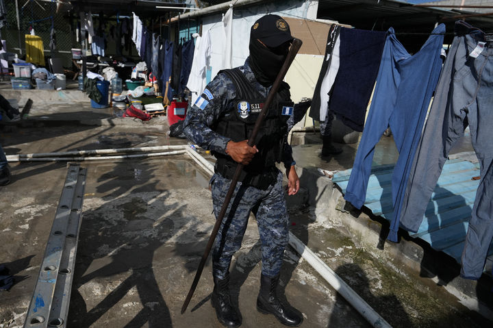 [프라이하네스=AP/뉴시스] 과테말라 대통령이 최근 서부지역 도시에서 군초소와 경찰서가 공격당해 5명이 죽은 뒤 14일 국가비상사태를 선언했다. 사진은 11월 17일 무장 경찰이 마라 살바트루차(MS-13) 갱단원들이 수감 중인 교도소를 급습해 무기와 마약을 수색하는 장면. 2025.12.15.
